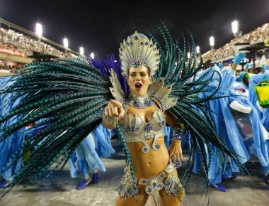 Βραζιλία: Βασίλισσα του Καρναβαλιού «χάνει» το εσώρουχό της αλλά συνεχίζει απτόητη! (βίντεο)